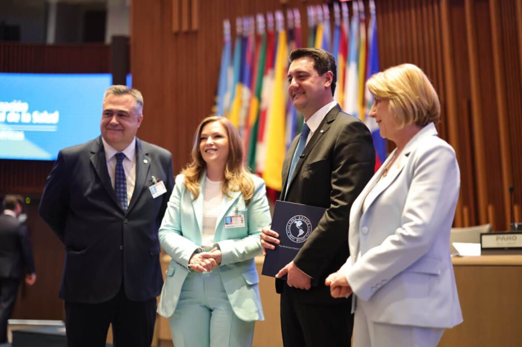 Secretário estadual de Saúde Beto Preto, deputada federal Leandre Dal Ponte, governador Carlos Massa Ratinho Jr. e deputada estadual Márcia Huçulak recebendo a certificação.